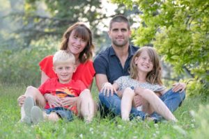 photo de famille en exterieur a besancon