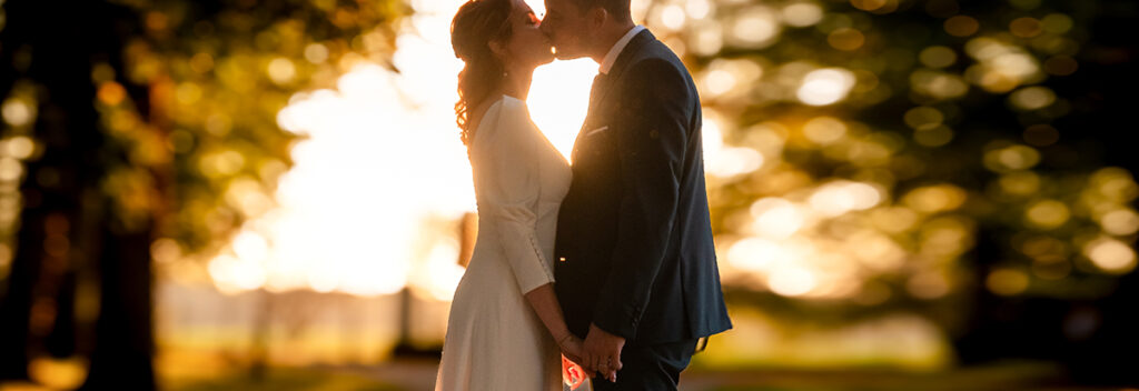 Photographe de mariage à Besançon
Photos de mariés en contre jour au coucher de soleil